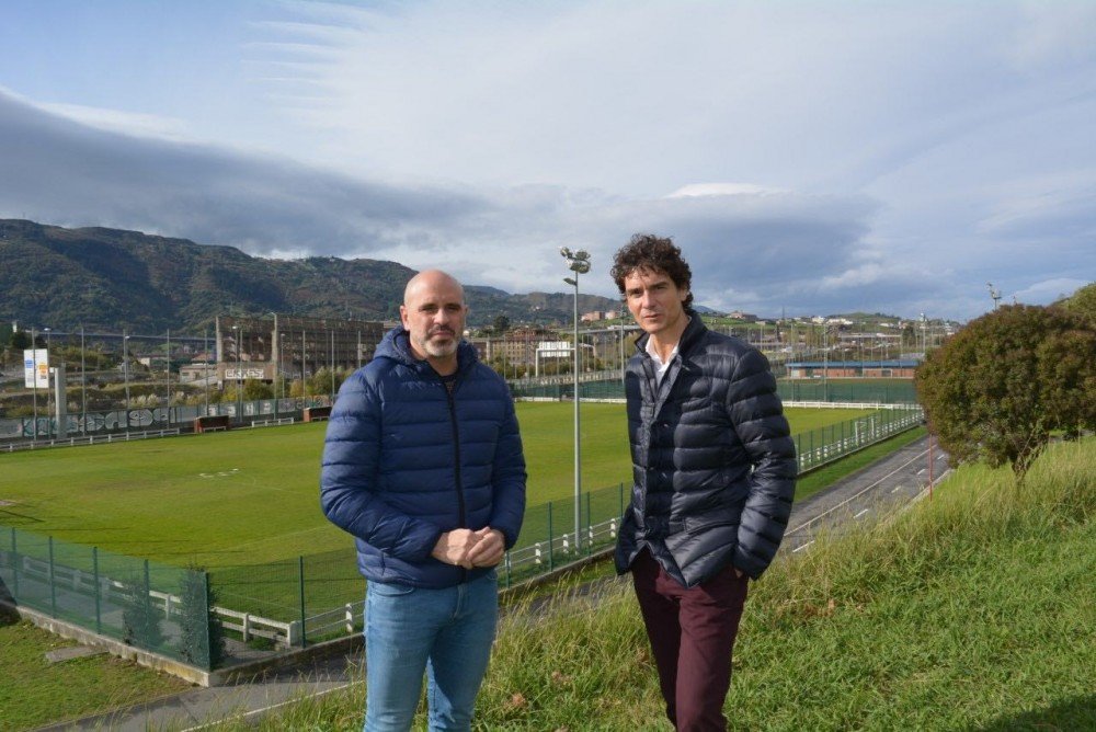 Josu Bergara y Unai Rementeria frente a las instalaciones deportivas