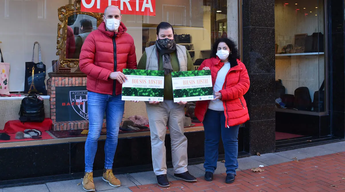 Josu Bergara, alcalde Sestao, y Naiara Somalo, presidenta de la Asociación de Comerciantes, entregan el premio al ganador del 'Concurso de Escaparates' de Sestao