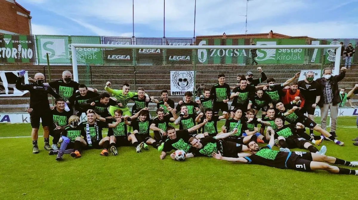 Los jugadores celebran el ascenso en Las Llanas, Sestao.