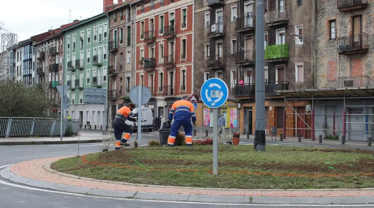 Personal de jardinería, en la rotonda de Txabarri