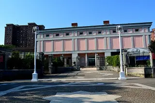 Fachada de las instalaciones