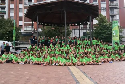 El club sestaoarra presenta en la Plaza del Kasko a los 23 equipos de su estructura formados por 188 jugadores y jugadoras
