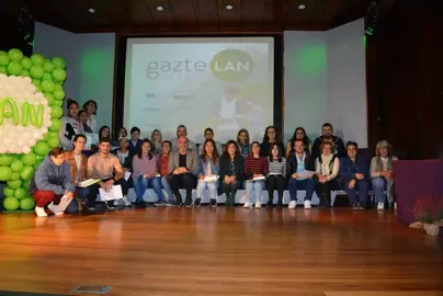 Acto de cierre con los j&oacute;venes participantes
