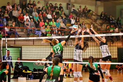 Las chicas lo dieron todo en un pabell&oacute;n abarrotado