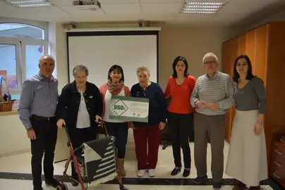 Los propios residentes entregaron el cheque a la asociaci&oacute;n