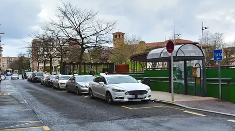Parada de taxis en la Plaza del kasko de Sestao