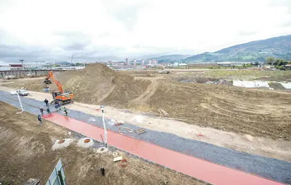 Parte del nuevo bidegorri que se est&aacute; construyendo en los terrenos de Ibarzaharra