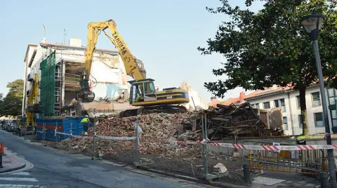 Maquinaria pesada trabajando en el derribo de los portales 49 y 51 de Los Ba&ntilde;os
