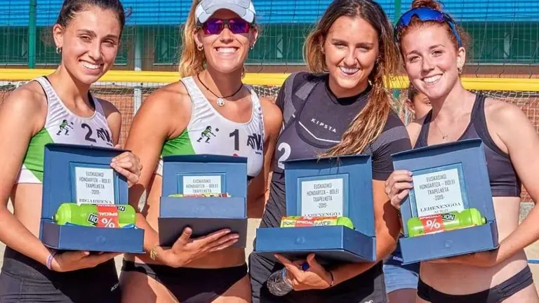 Ane Briz y Oihane Guti&eacute;rrez, subcampeonas, y las campeonas sub 21 Maider Santxo y Kattalin Garcia
