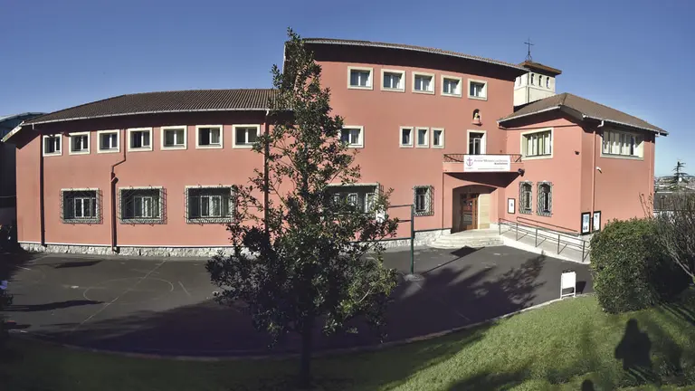 Fachada exterior de Coami, Amor Misericordioso Ikastetxea de Sestao